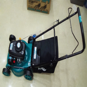 Vue latérale de la tondeuse à gazon TOTAL 140cc