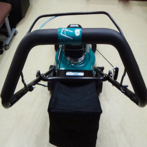 Tondeuse à gazon à essence TOTAL en utilisation sur pelouse